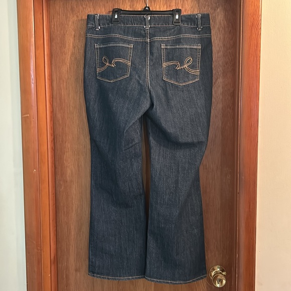 Faded Glory curvy bootcut jeans. Size 14. Like new condition - Picture 2 of 9